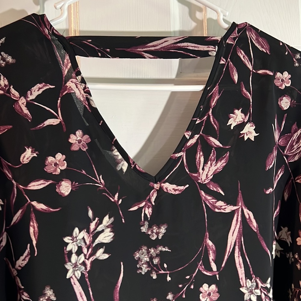 Pretty black with purples blouse - Picture 4 of 5